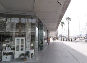 La actividad durante el día es mínima en el centro comercial, salvo en los negocios de restauración. ::                             FERNANDO GONZÁLEZ