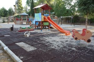 El alcalde anunció que el parque infantil de los jardines de El Cortijo será desmantelado. ::
CARMEN MARTÍN