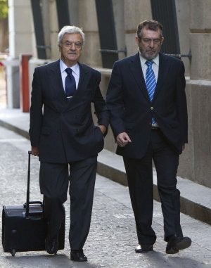 El exdelegado de Empleo en Sevilla, Antonio Rivas (derecha) con su abogado, Baena Bocanegra. ::
SUR