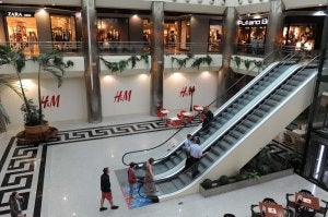 El establecimiento se sitúa en la planta baja del centro comercial Marina Banús. ::
JOSELE-LANZA