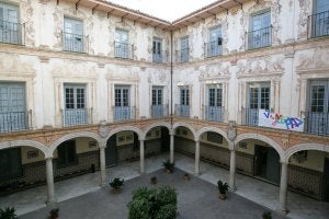 El patio del instituto Gaona conserva unas hermosas pinturas. ::                             ÁLVARO CABRERA