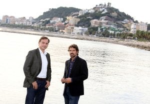 Antoine Quero y Teodoro León Gross, a orillas del mar en el Morlaco. ::                             CARLOS MORET