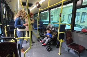 Los niños podrán permanecer en los carritos, siempre con el cinturón abrochado y el freno activado. ::
SUR