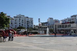 Imagen de la plaza marbellí donde ocurrió la reyerta. SUR