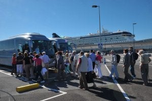 Cruceristas suben a los autobuses en el puerto. ::
SALVADOR SALAS