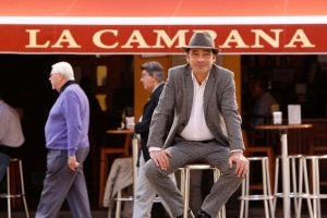 Zenet, sentado ante la taberna, una de las más populares desde los años 70. :: ANTONIO SALAS