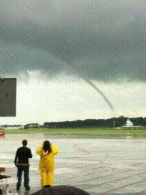 Tornado en el aeropuerto de Málaga. ::                             LOREN, POR TWITTER
