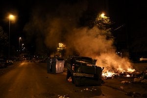 Vecinos hartos de la basura en las calles quemaron contenedores la noche del pasado lunes. ::
ADRIAN SELMA