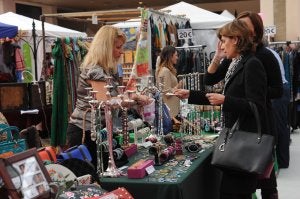Dos compradoras, ayer, en uno de los puestos del bazar de Cáritas. ::
JOSELE-LANZA