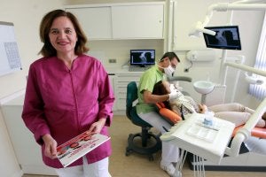 Cristina Millán, su marido y su hija trabajan en la clínica dental familiar, que sobrevive pese a que el número de pacientes ha descendido por la crisis. Carlos Moret