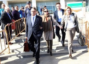 Isabel Pantoja sale de la Ciudad de la Justicia flanqueda por sus abogados, José Angel Peláez y Gabriela Otondo. ::
CARLOS MORET