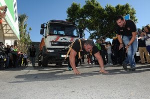 Juan Carlos Heredia, el 'Porrúo', arrastró un camión durante la exhibición que realizó ayer en Marbella. ::  Josele-Lanza