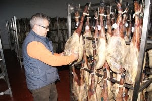 Juan Carlos tarda alrededor de tres años en curar cada pieza prácticamente de forma natural. :: V. Melgar