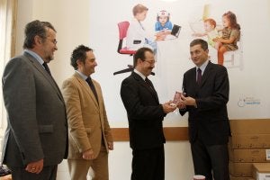El Grupo Pediátrico Uncibay dona alimentos al economato cofrade