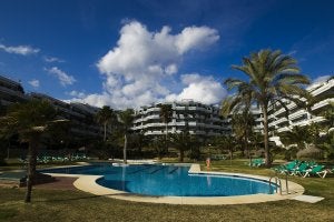 Los agentes de la Policía Nacional localizaron dos inmuebles situados en la urbanización Playa Esmeralda vinculados al expresidente egipcio Hosni Mubarak. ::                             EFE