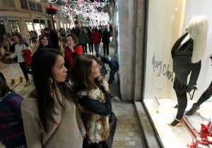 Dos clientas miran el escaparate de una tienda en la calle Larios, que estuvo muy concurrida. ::
CARLOS MORET