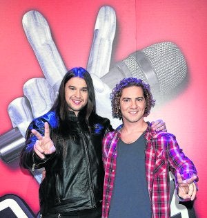 Rafa Blas, ganador de 'La Voz' y su 'coach', David Bisbal. ::
PABLO BLÁZQUEZ/T5