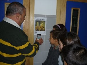 Un profesor muestra a alumnos de sexto de Primaria cómo se leen los códigos QR con el móvil. ::                             M. A. G.