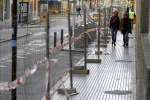 Ya están puestas las vallas para comenzar la obra del proyecto para el Soho en la calle Tomás Heredia, que se cierra al tráfico desde mañana.:: Álvaro Cabrera