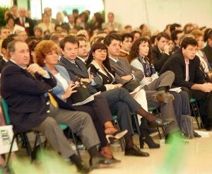 Jesús Gil, junto a su esposa, y sus hijos Jesús, Miguel Ángel, Mari Ángeles y Fernando, en un acto electoral en Estepona en el año 1995.  ::                             SUR