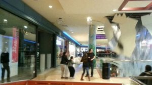 Imagen tomada justo en el momento en que se desplomaron las placas del techo junto con gran cantidad de agua. :: SUR