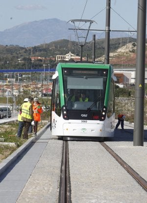 La primera composición del metro que ha salido a hacer pruebas, ayer en Los Asperones. :: Salvador Salas