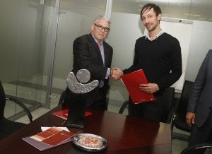 Miguel Such y Yngve Sundsfjord se estrechan la mano tras la firma del acuerdo. ::
ÁLVARO CABRERA
