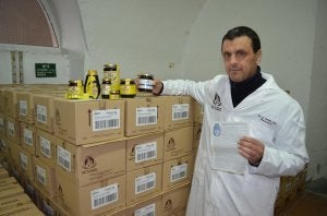 El ingeniero Francisco Javier López muestra las diferentes presentaciones de la miel de caña. ::
E. CABEZAS