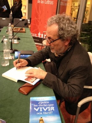 José Chamizo firma ejemplares de su libro. ::                         SUR
