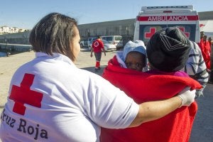 Rescatados 31 inmigrantes a bordo de cuatro lanchas de juguete en aguas del Estrecho