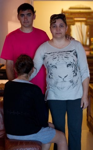 Hugo y Beatriz, padres de la víctima, posan junto a su hija. ::
A. SALAS