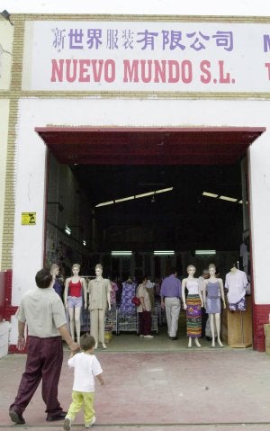 Uno de los grandes almacenes del polígono Guadalhorce. ::
SUR