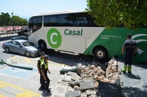 Un autobús pierde el control mientras aparcaba en la Cueva de Nerja y aplasta a tres vehículos