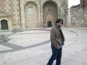 El autor de la obra 'El libro de los pequeños milagros', Juan Jacinto Muñoz Rengel. ::
SUR