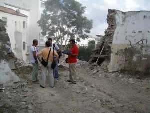 Una constructora tira parte del Acueducto de San Telmo durante el derribo de un edificio