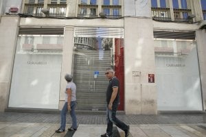 El escaparate de Caramelo ya lucía ayer tapado. ::
YHASMINA GARCÍA