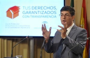 Diego Valderas explica el anteproyecto de ley de protección de los consumidores en la contratación de hipotecas. ::                             EFE