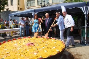 1. El cantante onubense posa junto al alcalde de Torremolinos, Pedro Fernández Montes. ::
FOTO ROHU
2. Fernández Montes coloca la distinción que acredita a Pitingo como Turista de Honor. ::
FOTO ROHU
3. Pitingo, junto al alcalde y la concejala de Turismo de Torremolinos delante de una paella. ::
M. C. JAIME