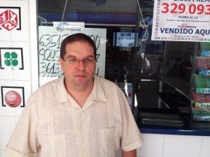 Manolo Bueno es el propietario de la administración de lotería donde ayer se entregó el premio. ::
M.G.B.