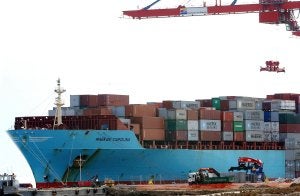 Una grúa del Puerto de Málaga trabaja en la estiba de un buque portacontenedores. :: Salvador Salas