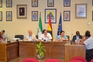 Óscar Medina (PP) y Natacha Rivas (PA), en el centro, en un pleno reciente de la institución. ::
SUR