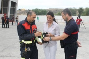 Un sistema de comunicación craneal facilitará la labor de los bomberos de Estepona