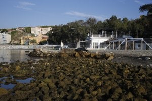 El restaurante del antiguo balneario, con el pedregal en primer término. :: Ñito Salas