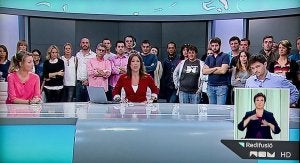 La presentadora del informativo                        de noche de Canal 9 dio la noticia                        del cierre arropada por sus                        compañeros. ::                             RTVV