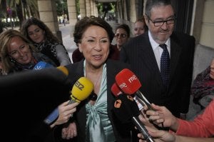 Magdalena Álvarez, a su salida ayer de los juzgados sevillanos. ::Raúl Caro. Efe