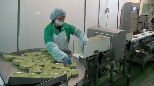 Cadena de envasado de guacamole de Avomix, filial de Reyes Gutiérrez, que produce 1.400 toneladas anuales de esta salsa . ::                             SUR