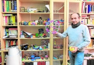 Carlos Criado muestra algunos de los juguetes que tiene almacenados en su despacho. ::                             P. BANDERA