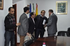José María Ruiz Lizana, que no pudo evitar emocionarse, estuvo arropado en su despedida por numerosos compañeros del PSOE. ::
A. PELÁEZ
