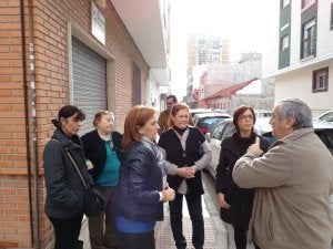 Los residentes en esta barriada de la zona oeste se han reunido con María Gámez. ::                             SUR