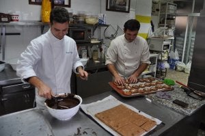 Damián Ramos y Sebastián Guerrero, autores del turrón de torta de Algarrobo, en su obrador . ::
A. PELÁEZ